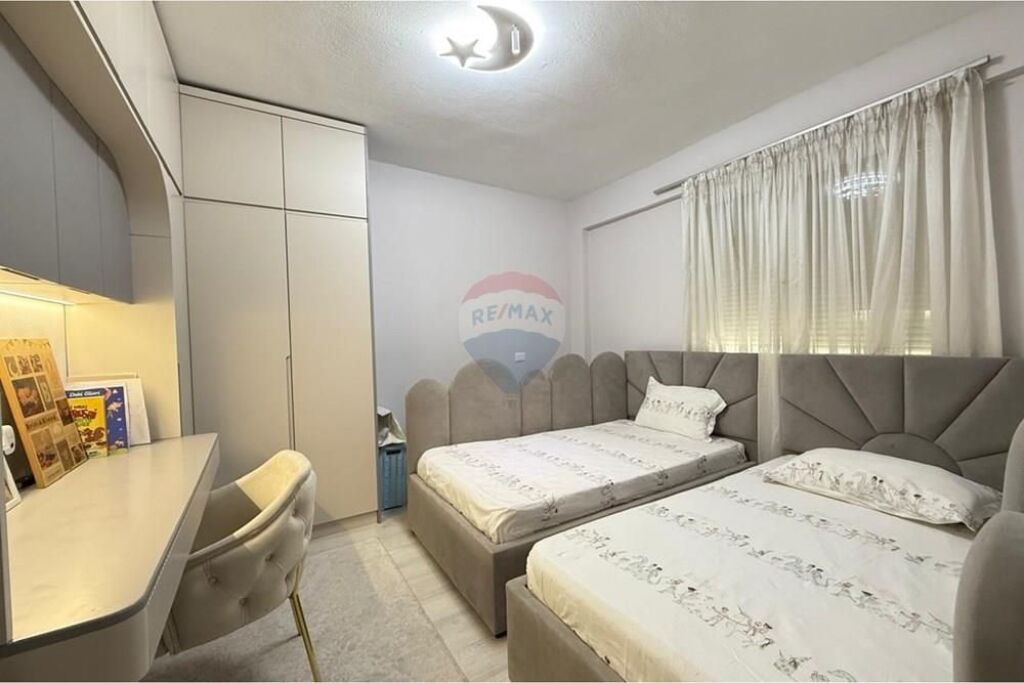 Shitet apartament 2+1+2 pranë Stadiumit Dinamo