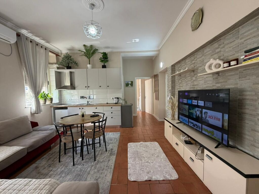 Apartament 2+1 per qira prane Hotel Colosseo tek Rruga e Durresit.