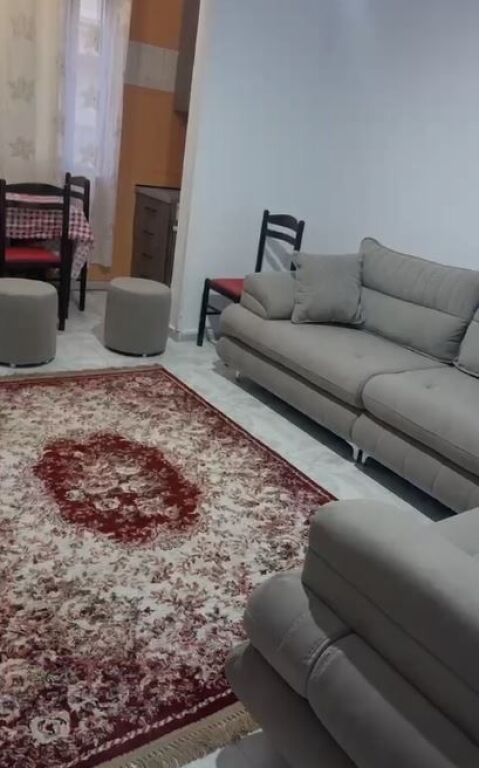 Jepet me qera apartament 1+1 – Rruga e Dibrës, pranë Medresesë