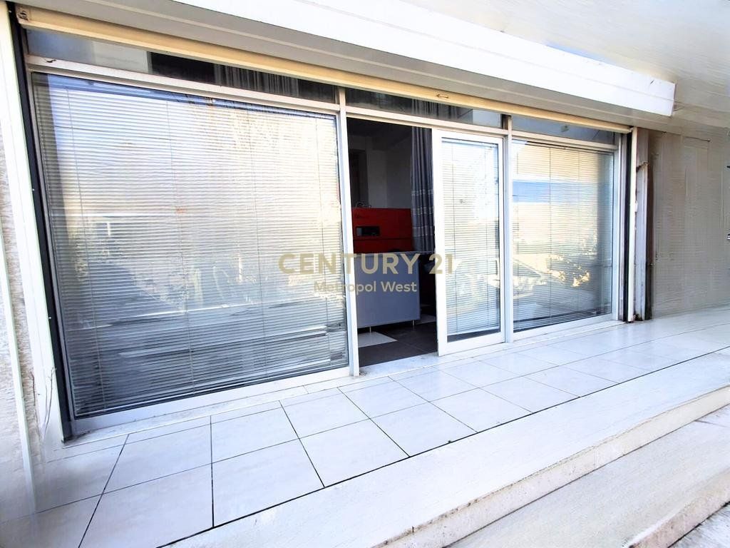 Locale Commerciale in Affitto – Unaza e Re