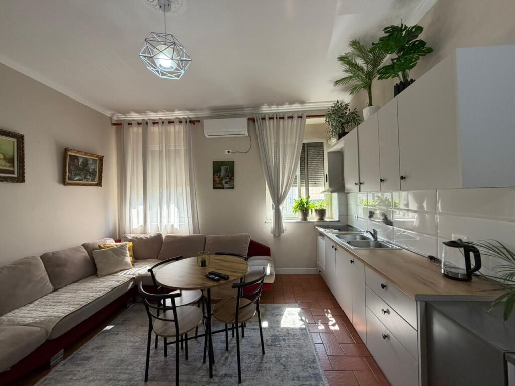 Apartament 2+1 per qira prane Hotel Colosseo tek Rruga e Durresit.
