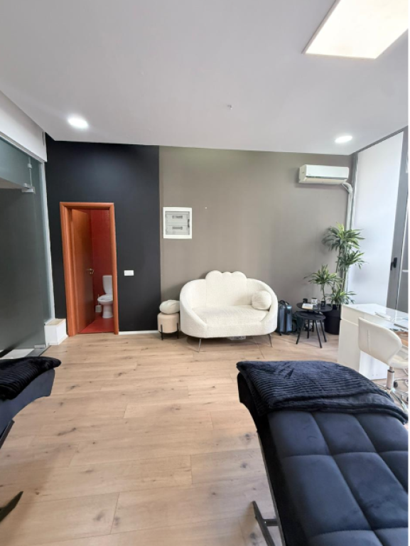 🏡 Locale commerciale in affitto a Bllok, vicino all'Università di Giurisprudenza