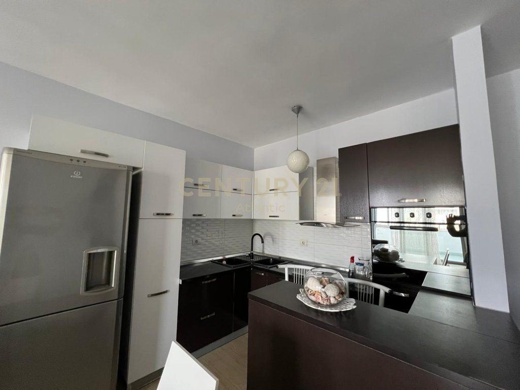 IN VENDITA APPARTAMENTO 2+1+2 BAGNI E 2 BALCONI PRESSO EX URT A DURRËS !