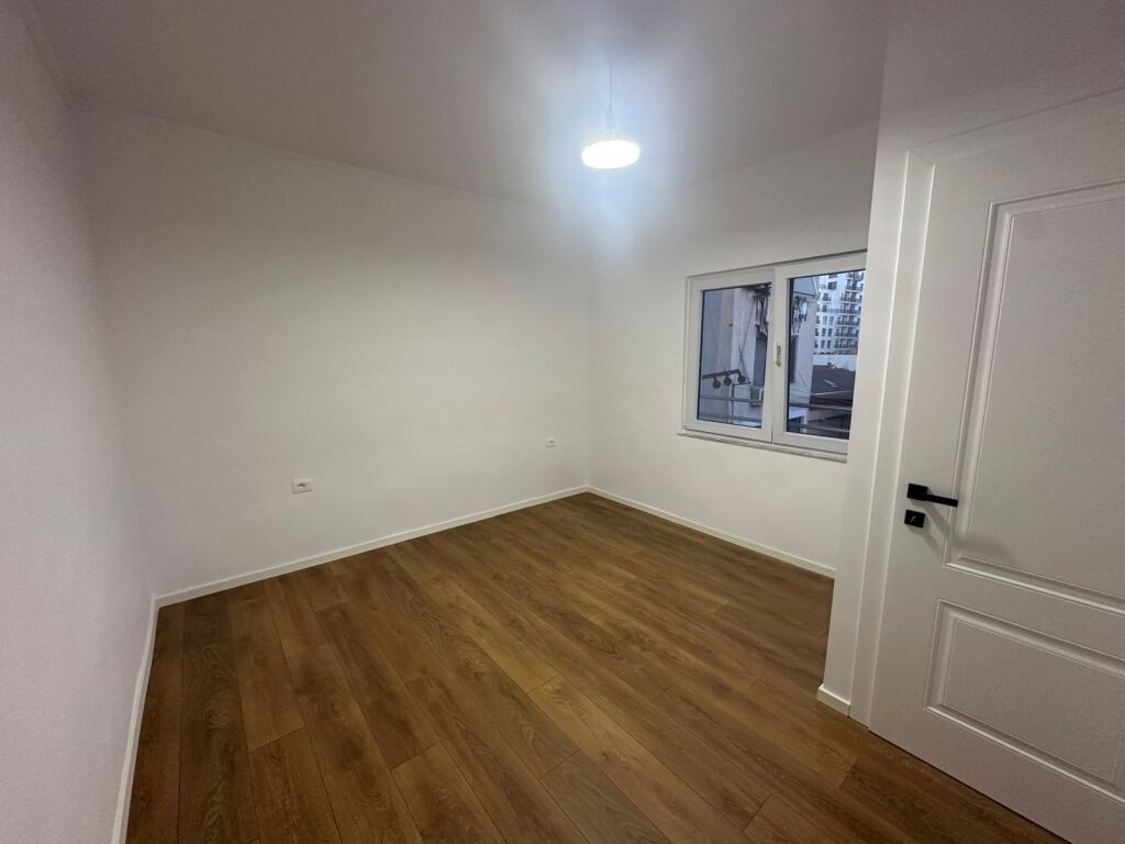 Apartament 1+1 per shitje tek Shkolla e Kuqe.