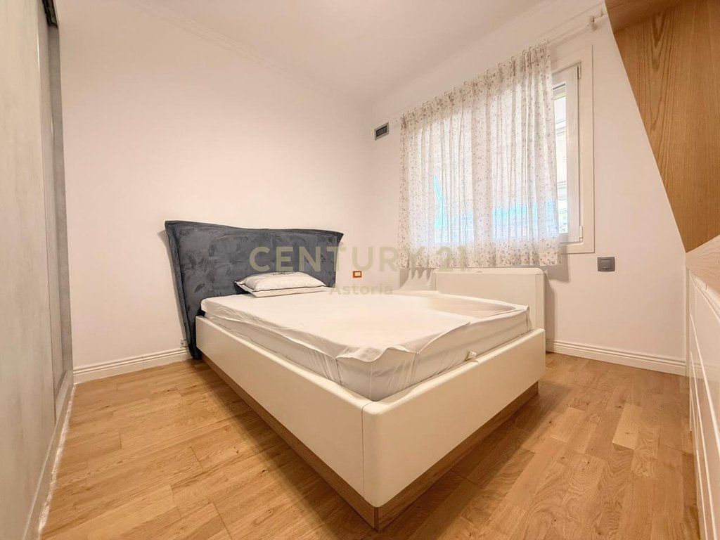 Apartament modern 3+1+2 me 2 poste parkimi në zonën e Komunës së Parisit