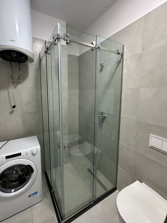Jepet me qera apartament 2+1 + verandë tek Liqeni i Thatë