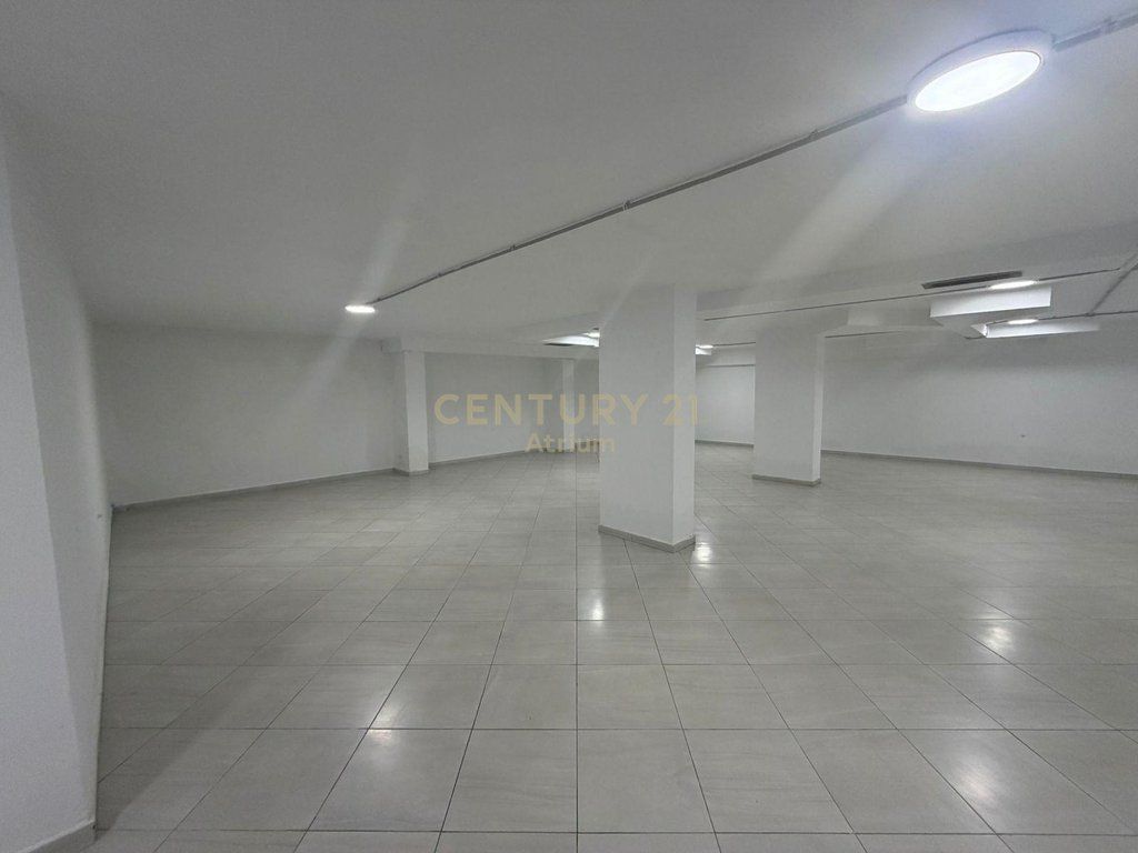 Bllok – Locale commerciale in affitto (Posizione premium)
