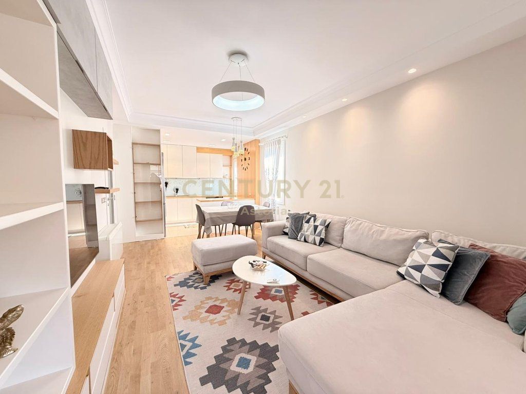 Apartament modern 3+1+2 me 2 poste parkimi në zonën e Komunës së Parisit