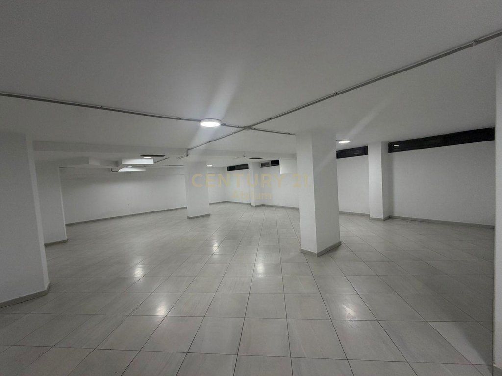 Bllok – Locale commerciale in affitto (Posizione premium)
