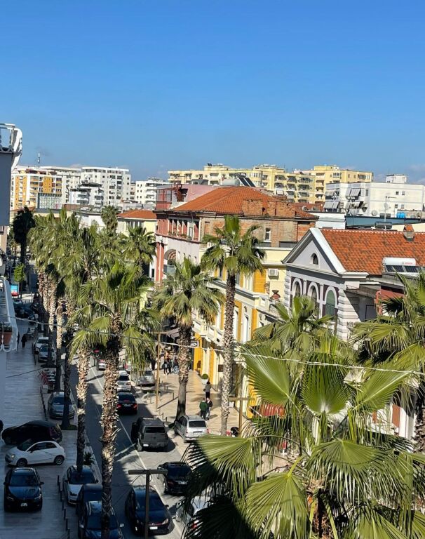 🏡 APARTAMENT ME QERA 2+1+2 – BULEVARDI, DURRËS