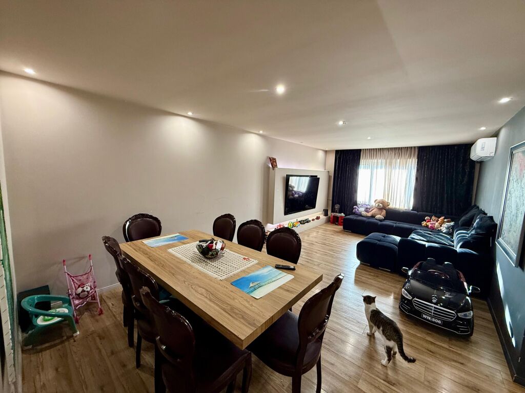 📣 Apartment 3+1+2 FOR SALE 📍 Gintash Block, Lapraka ✨ 🏢 New Building 🪜 8th Floor (Last, With Elevator) 📐 Gross Area 132 m2 📐 Net Area 117 m2  🔄 Organized As: Spacious Living Room, Separate Kitchen, 3 Bedrooms, Distribution Corridor, 2 Bathrooms, 2 Balconies, Storage.  💶 Price 200,000 Euro
