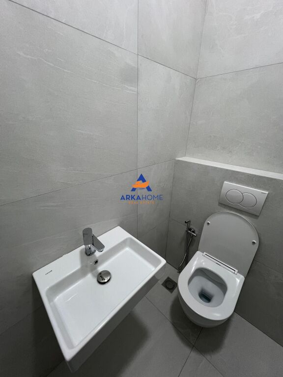 LOCALE IN AFFITTO 123M2 "COMUNE DI PARIGI" 1600 EURO