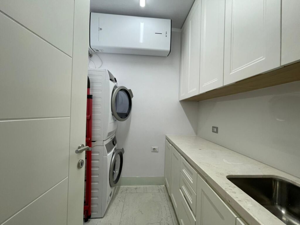 Appartamento 3+1 in affitto presso Komuna e Parisit.