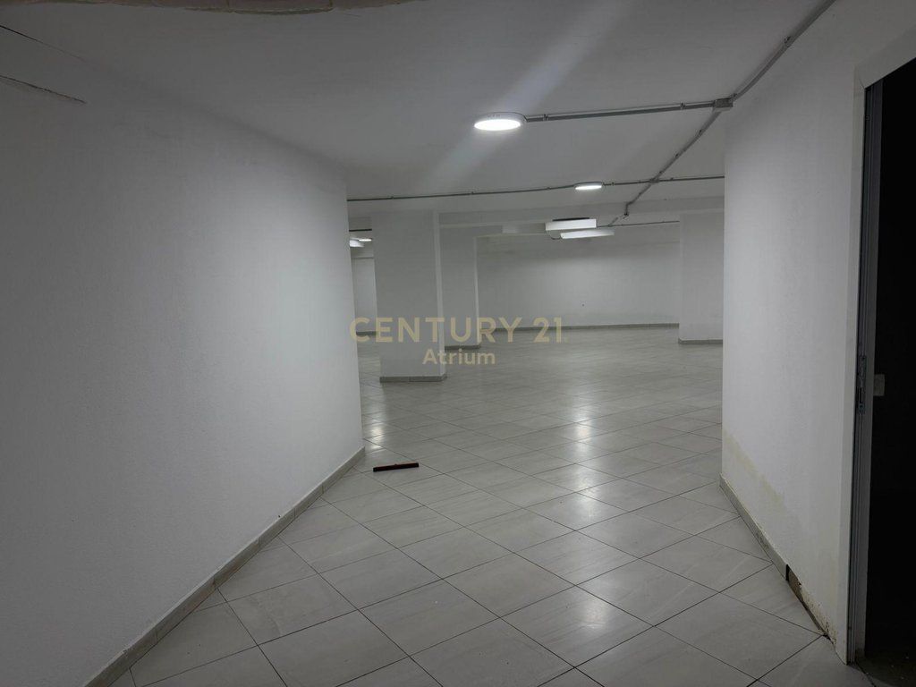 Bllok – Locale commerciale in affitto (Posizione premium)
