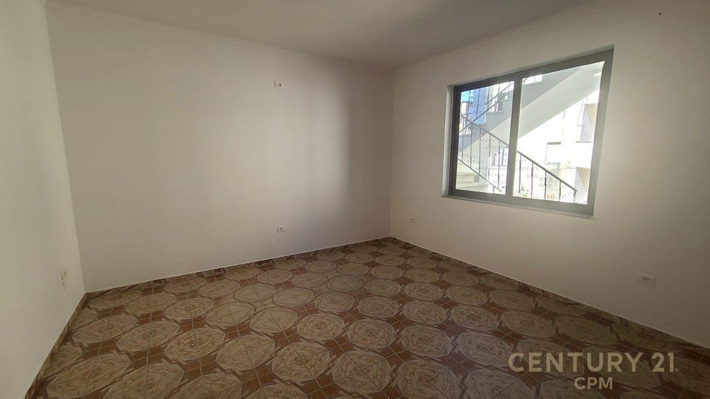 3-storey building with yard for rent – near Police Station No. 1