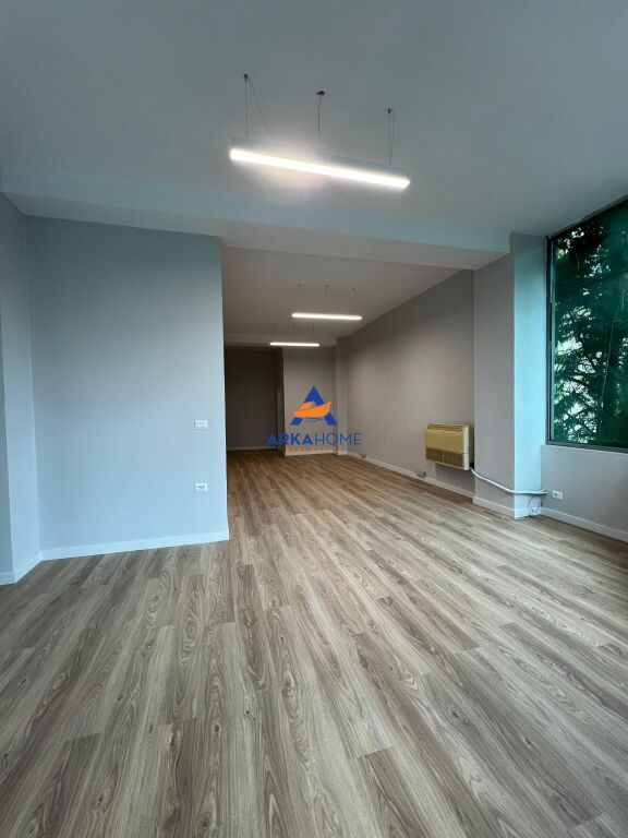 LOCALE IN AFFITTO 123M2 "COMUNE DI PARIGI" 1600 EURO
