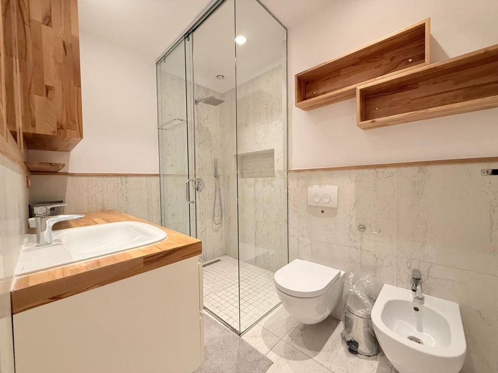 Apartament modern 3+1+2 me 2 poste parkimi në zonën e Komunës së Parisit
