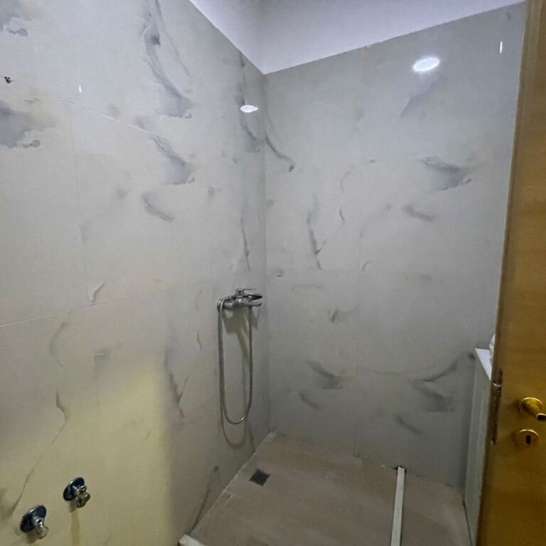 Jepet me qera Apartament 1+1 me verande ne Fresk