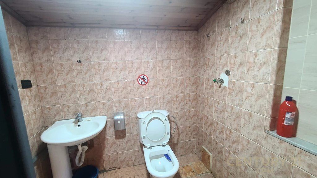 3-storey building with yard for rent – near Police Station No. 1