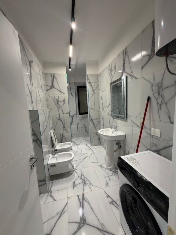 Jepet me qera apartament 1+1 + 🅿️📍 Astir, Kompleksi Urban Gate  ✔️ Kati 5✔️  Pallat me ashensor✔️  I mobiluar✔️  Ambient i bollshëm dhe i organizuar mirë✔️  Përfshihet vend parkimi  💰 Çmimi:  53.000  leke    📞 Për më shumë informacion ose vizitë, kontaktoni