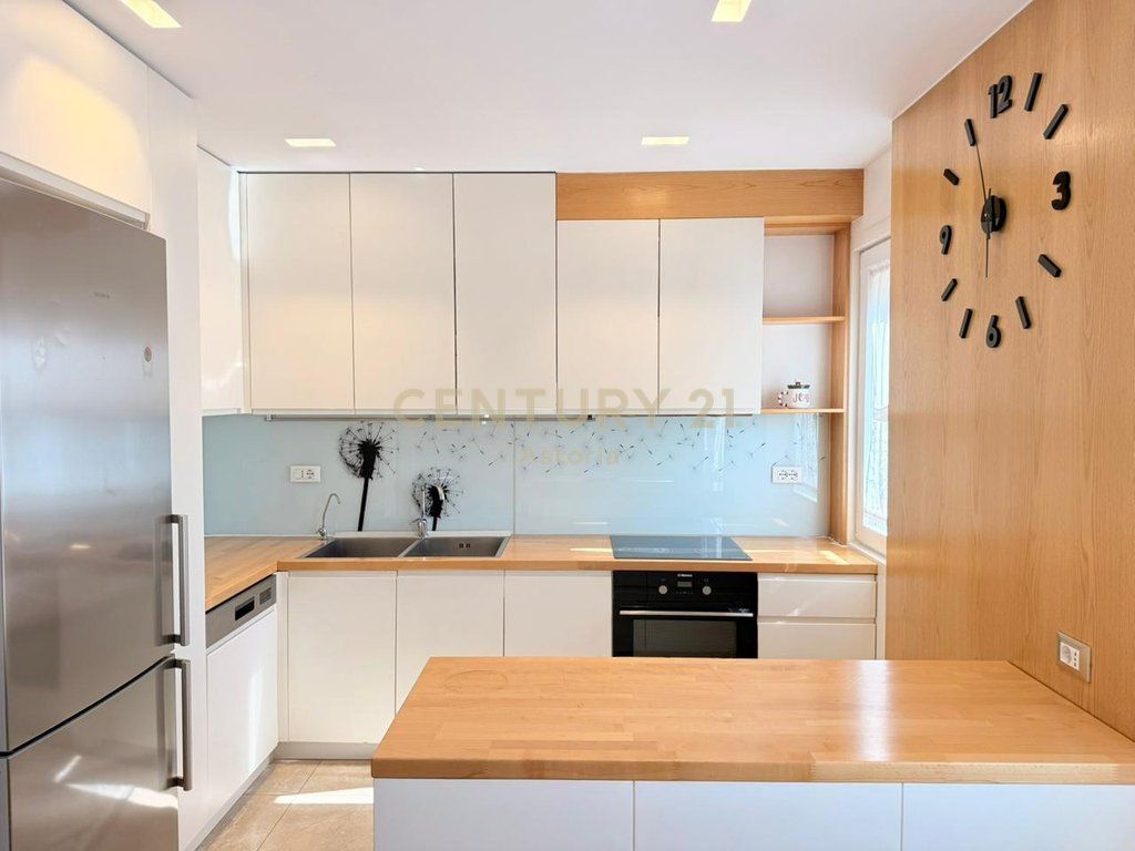 Apartament modern 3+1+2 me 2 poste parkimi në zonën e Komunës së Parisit