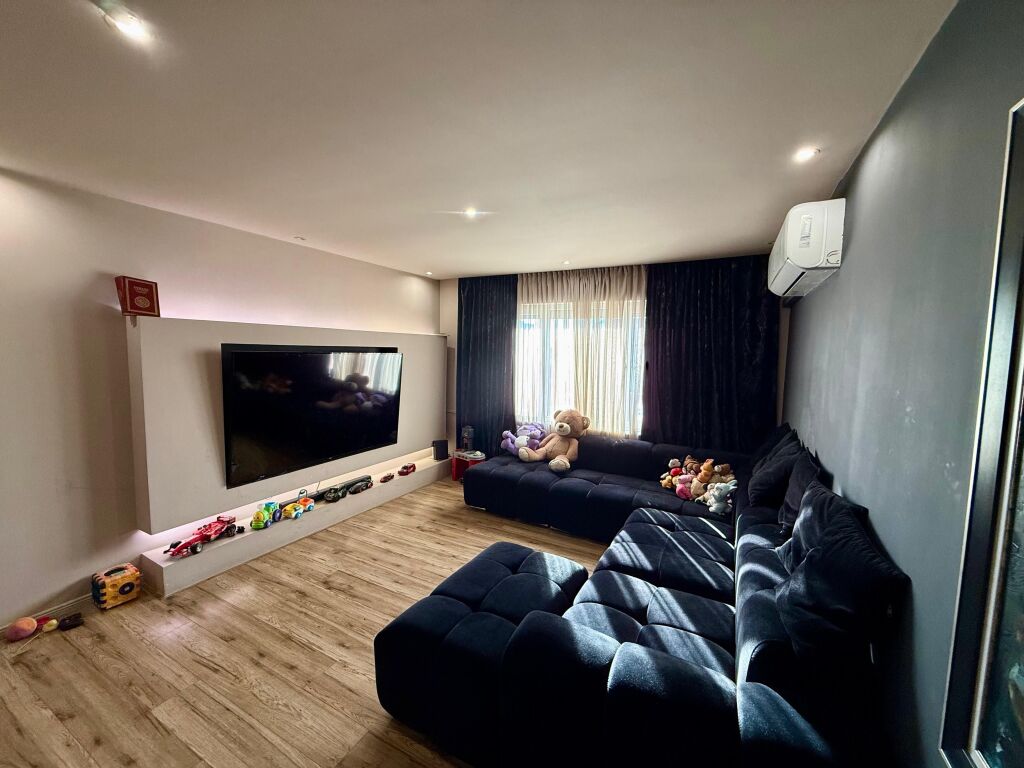 📣 Apartment 3+1+2 FOR SALE 📍 Gintash Block, Lapraka ✨ 🏢 New Building 🪜 8th Floor (Last, With Elevator) 📐 Gross Area 132 m2 📐 Net Area 117 m2  🔄 Organized As: Spacious Living Room, Separate Kitchen, 3 Bedrooms, Distribution Corridor, 2 Bathrooms, 2 Balconies, Storage.  💶 Price 200,000 Euro