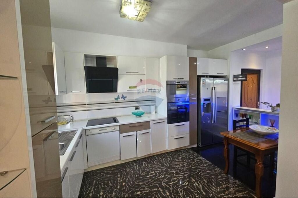 Apartament 2+1 per qira tek Komuna e Parisit!