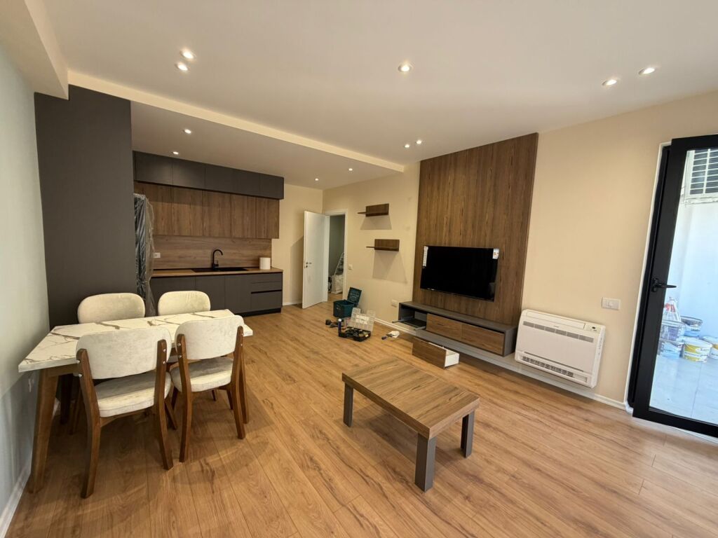 Jepet me qera apartament 1+1 + 🅿️📍 Astir, Kompleksi Urban Gate  ✔️ Kati 5✔️  Pallat me ashensor✔️  I mobiluar✔️  Ambient i bollshëm dhe i organizuar mirë✔️  Përfshihet vend parkimi  💰 Çmimi:  53.000  leke    📞 Për më shumë informacion ose vizitë, kontaktoni