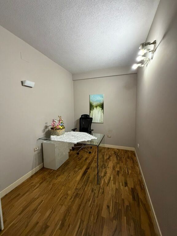 Locale commerciale in affitto 🌿 Via Federik Xhaijko    Locale adatto per centro estetico, clinica dentale o centro massaggi.  📍 Superficie: 115 m² 🏢 Organizzazione: 5 stanze 🚿 Servizi:  • 2 stanze con sauna e docce  • 2 bagni  • Sistema di riscaldamento e audio centrale  ✔️ Il locale è completamente arredato e pronto per l'uso. Primo piano   💰 Prezzo: 1200 €/mese (trattabile)