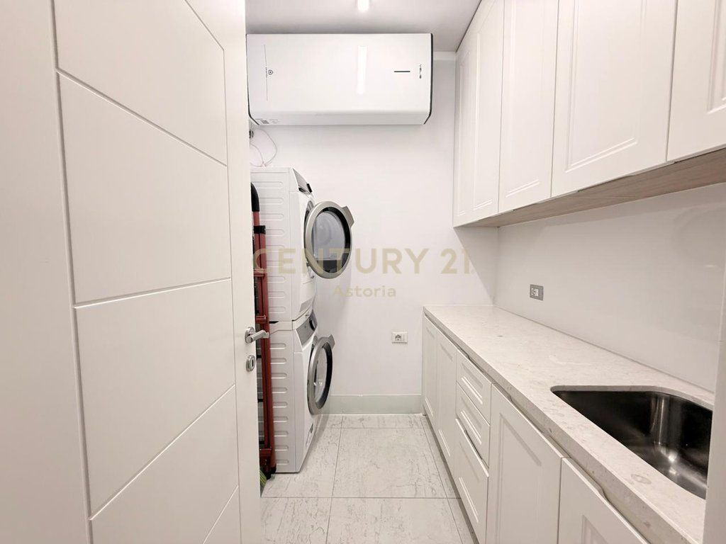 Apartament modern 3+1+2 me 2 poste parkimi në zonën e Komunës së Parisit