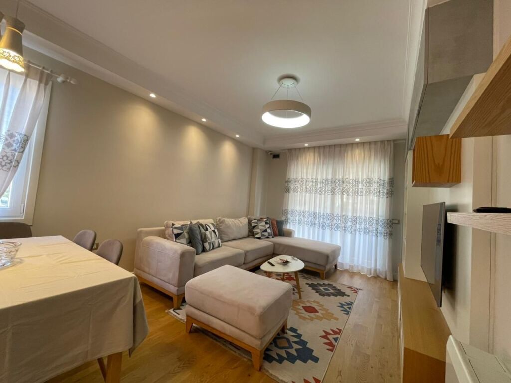 Appartamento 3+1 in affitto presso Komuna e Parisit.