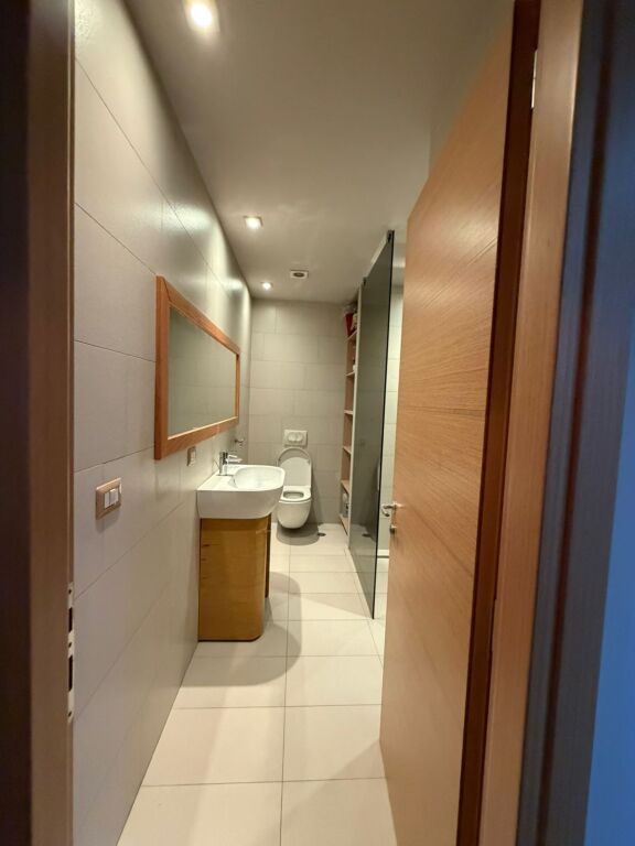 Locale commerciale in affitto 🌿 Via Federik Xhaijko    Locale adatto per centro estetico, clinica dentale o centro massaggi.  📍 Superficie: 115 m² 🏢 Organizzazione: 5 stanze 🚿 Servizi:  • 2 stanze con sauna e docce  • 2 bagni  • Sistema di riscaldamento e audio centrale  ✔️ Il locale è completamente arredato e pronto per l'uso. Primo piano   💰 Prezzo: 1200 €/mese (trattabile)
