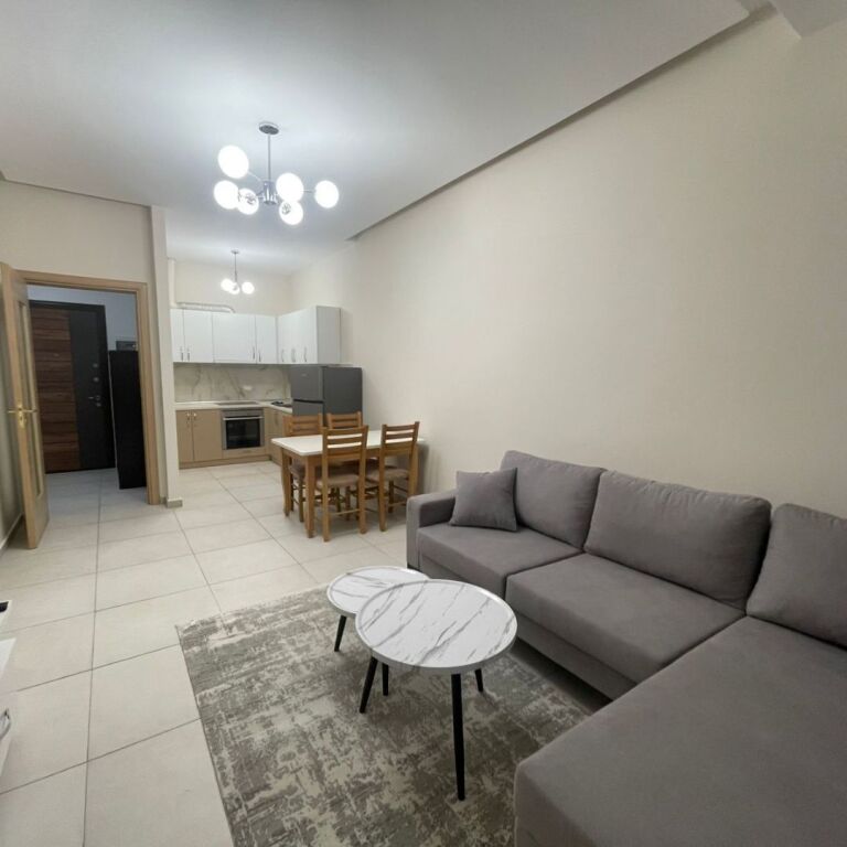 Jepet me qera Apartament 1+1 me verande ne Fresk