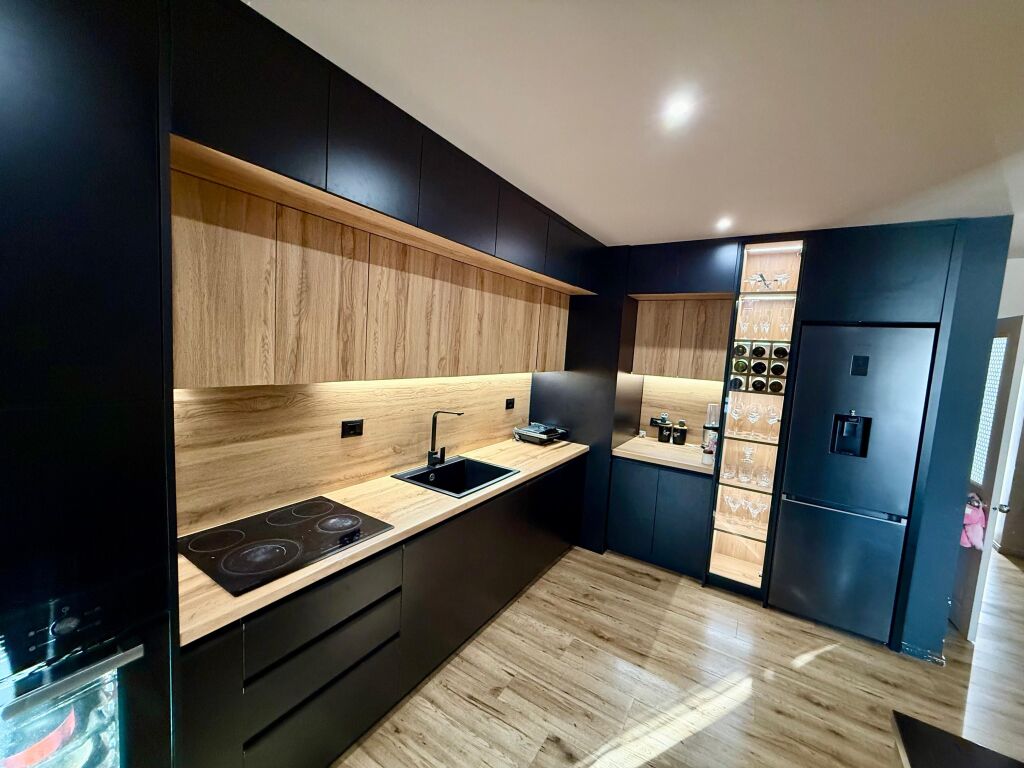 📣 Apartment 3+1+2 FOR SALE 📍 Gintash Block, Lapraka ✨ 🏢 New Building 🪜 8th Floor (Last, With Elevator) 📐 Gross Area 132 m2 📐 Net Area 117 m2  🔄 Organized As: Spacious Living Room, Separate Kitchen, 3 Bedrooms, Distribution Corridor, 2 Bathrooms, 2 Balconies, Storage.  💶 Price 200,000 Euro