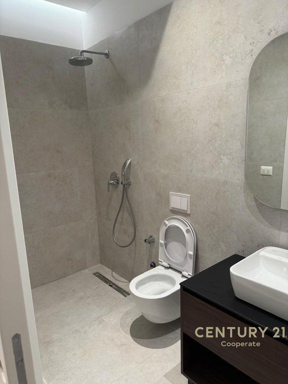 Jepet me qira apartament modern 2+1+2 në Lion Residence, pranë Stadiumit Air Albania.
