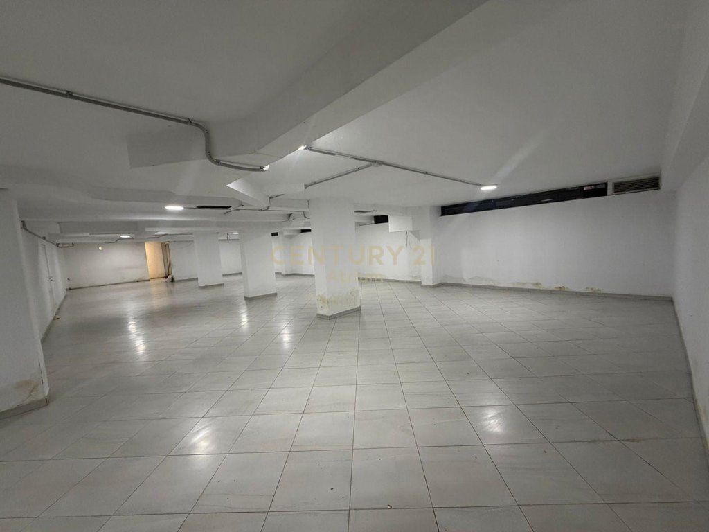 Bllok – Locale commerciale in affitto (Posizione premium)
