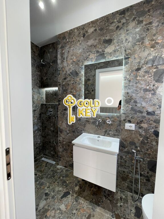 🏡 APARTAMENT ME QERA 2+1+2 – BULEVARDI, DURRËS