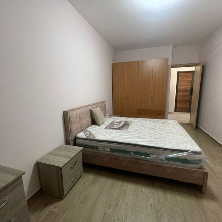 Jepet me qera Apartament 1+1 me verande ne Fresk
