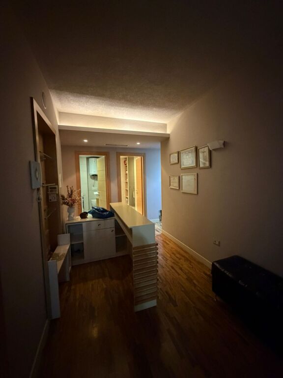 Locale commerciale in affitto 🌿 Via Federik Xhaijko    Locale adatto per centro estetico, clinica dentale o centro massaggi.  📍 Superficie: 115 m² 🏢 Organizzazione: 5 stanze 🚿 Servizi:  • 2 stanze con sauna e docce  • 2 bagni  • Sistema di riscaldamento e audio centrale  ✔️ Il locale è completamente arredato e pronto per l'uso. Primo piano   💰 Prezzo: 1200 €/mese (trattabile)