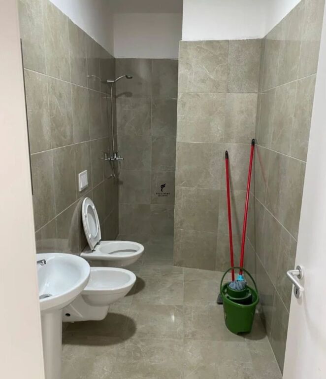 OFFICE FOR RENT 90 M2 PAZAR I RI 80,000 LEKE FH-68425
