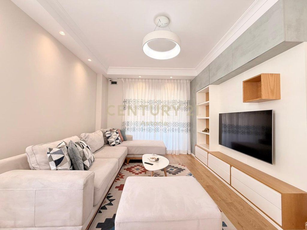Apartament modern 3+1+2 me 2 poste parkimi në zonën e Komunës së Parisit