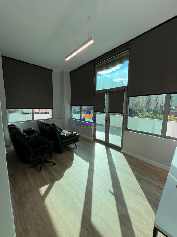 LOCALE IN AFFITTO 123M2 "COMUNE DI PARIGI" 1600 EURO