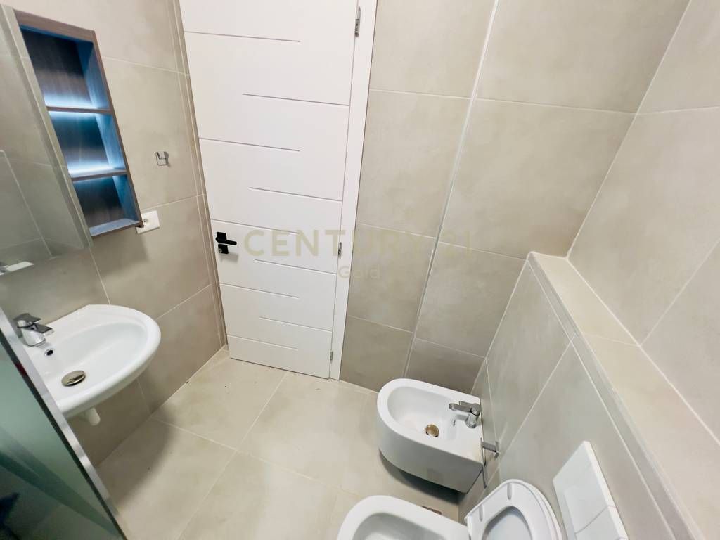 Jepet me qira apartament 2+1 me 2 tualete dhe 1 post parkimi, pranë Arlis Farmacia 10.