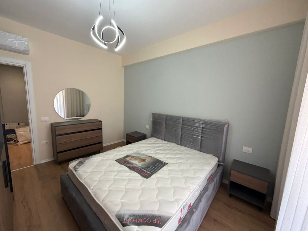 Jepet me qera apartament 1+1 + 🅿️📍 Astir, Kompleksi Urban Gate  ✔️ Kati 5✔️  Pallat me ashensor✔️  I mobiluar✔️  Ambient i bollshëm dhe i organizuar mirë✔️  Përfshihet vend parkimi  💰 Çmimi:  53.000  leke    📞 Për më shumë informacion ose vizitë, kontaktoni
