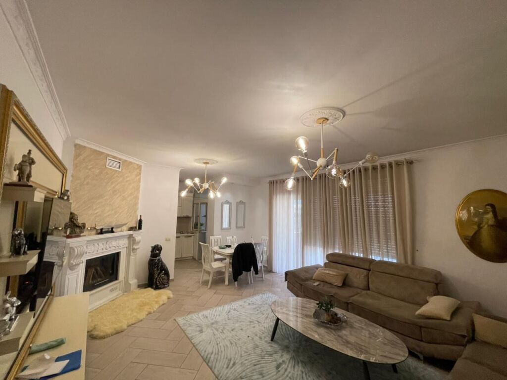 Vendesi attico esclusivo all'ottavo piano, ideale per una vita di lusso e un investimento sicuro!