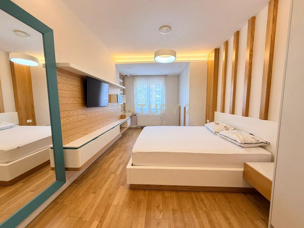 Apartament modern 3+1+2 me 2 poste parkimi në zonën e Komunës së Parisit