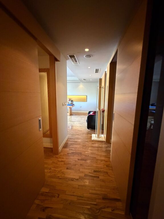 Locale commerciale in affitto 🌿 Via Federik Xhaijko    Locale adatto per centro estetico, clinica dentale o centro massaggi.  📍 Superficie: 115 m² 🏢 Organizzazione: 5 stanze 🚿 Servizi:  • 2 stanze con sauna e docce  • 2 bagni  • Sistema di riscaldamento e audio centrale  ✔️ Il locale è completamente arredato e pronto per l'uso. Primo piano   💰 Prezzo: 1200 €/mese (trattabile)