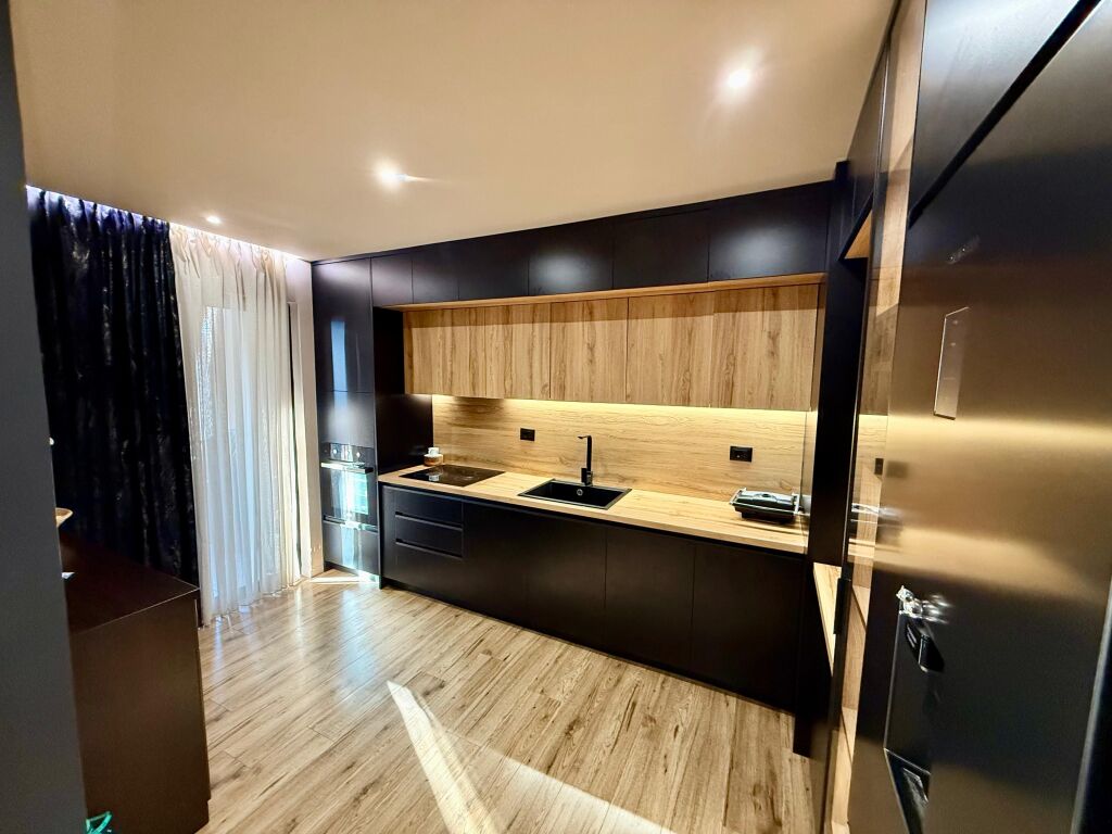 📣 Apartment 3+1+2 FOR SALE 📍 Gintash Block, Lapraka ✨ 🏢 New Building 🪜 8th Floor (Last, With Elevator) 📐 Gross Area 132 m2 📐 Net Area 117 m2  🔄 Organized As: Spacious Living Room, Separate Kitchen, 3 Bedrooms, Distribution Corridor, 2 Bathrooms, 2 Balconies, Storage.  💶 Price 200,000 Euro