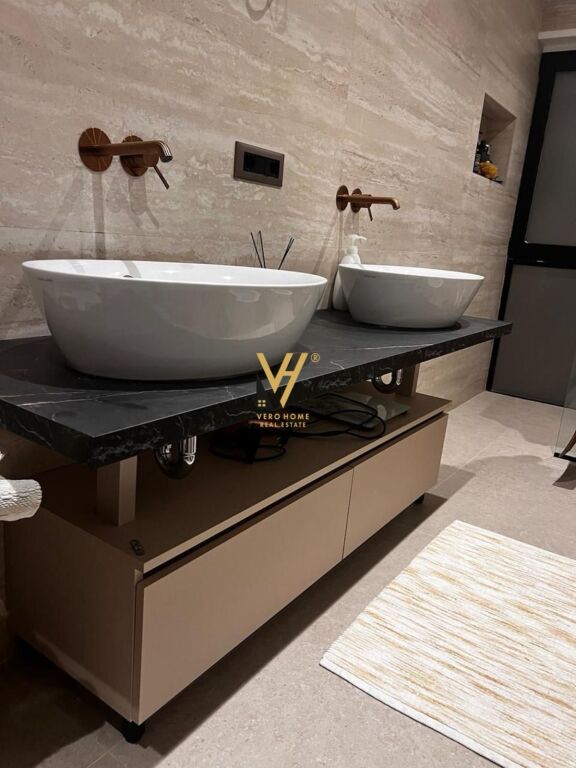 VENDESI APPARTAMENTO 3+1+2+VERANDA A BLLOKU 750.000 EURO