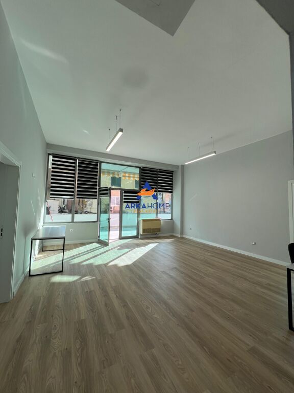 LOCALE IN AFFITTO 123M2 "COMUNE DI PARIGI" 1600 EURO